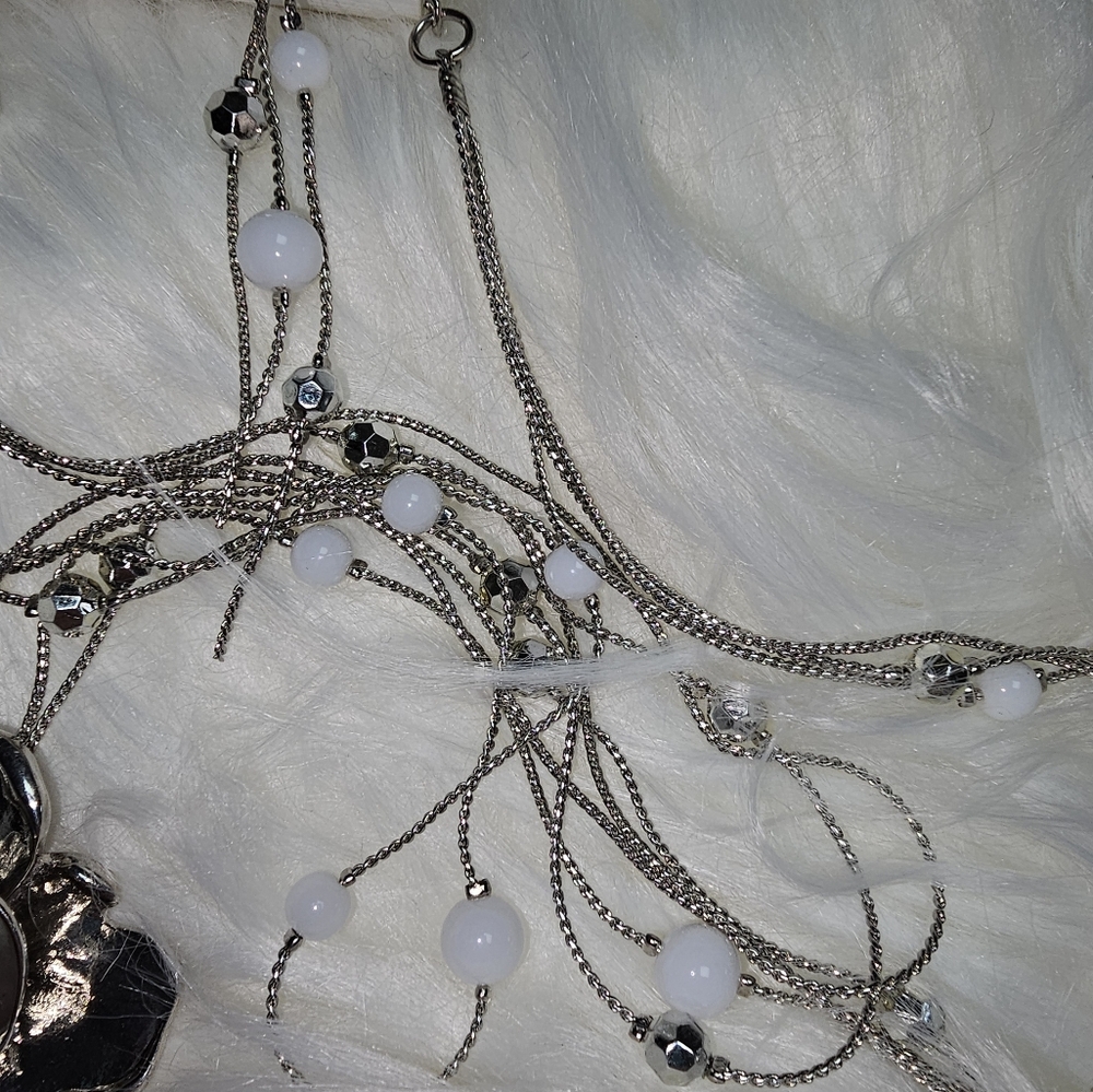 Elegant Silver Floral Necklace‎ and Earring Set - Picture 3 of 4